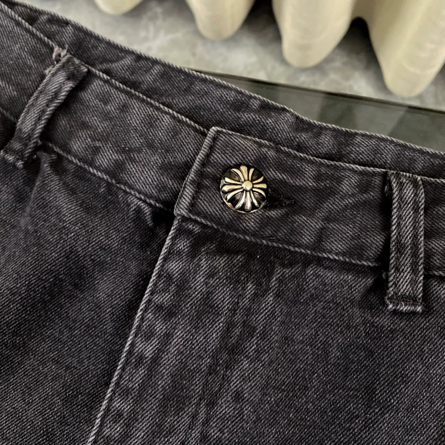 P270 CH Chromehearts yellow leather black denim overalls logging pants, price 34W level, patchwork cross pattern embellishment, washed jeans! ! An absolutely high-end luxury product, a 1.9W-level god-level single product, a super popular product, made by top heavy industry, a magic weapon that cannot be missed! [About Zangyin] This is an extremely luxurious fashion brand that can also be called the aristocracy of the high street. It has always been an exclusive brand for some hipsters or rich second generations. Compared with ordinary high streets, it is more luxurious and noble. Compared with luxury brands, it is more fashionable and individual. It has always been a brand that I have a special liking for. [Top heavy industry fashion design] Consistently high-street luxury style. Speaking of this style, the Zangyin family and GU family are definitely the leading representative brands. Especially the Zangyin family has really achieved a state-of-the-art effect in creating high-street style. The unique washed material is used to create this style. The color system is already quite eye-catching. After it is decorated with patchwork cross flowers, it cleverly highlights the charm of the brand. Secondly, this style uses classic The high-waist cutting design highlights the long legs and fashionable temperament of the upper body. The brand is highly recognizable and the slim fit configuration is more suitable for daily wear. It is a product that interprets personality, fashion, and specifications at a glance. This single product is enough to make any fan excited. It can be a white T-shirt for a youthful college style, or a tight suspender for a royal style. It has strong matching ability and can be easily controlled by men.  [Materials and craftsmanship] Needless to say, this point goes without saying. As an excellent craftsman brand, Zangyin’s requirements for details and craftsmanship are really perfect. The washed color of this model has gone through so many processes, not to mention the embellishment of denim appliques. It is also purely hand-made and sewn. Just like what they believe in, only hand-made things have soul and have the meaning of wear. A top-notch heavy-duty fashionable denim item, I look forward to your perfect interpretation! !  Color: black Size: 30-36